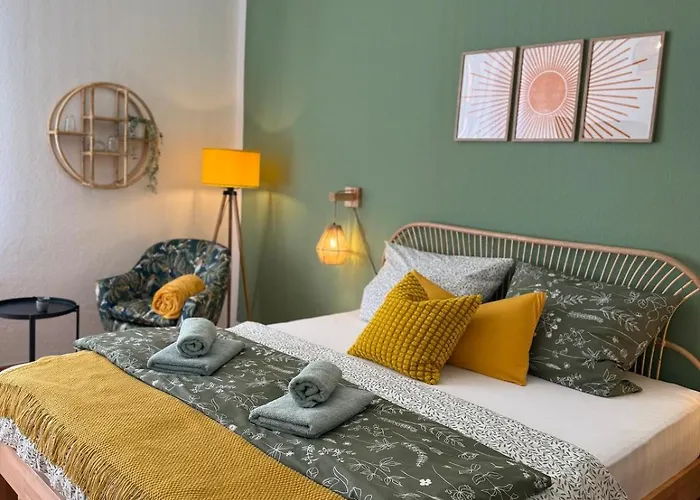 Mustard-colored For Two Apartament *